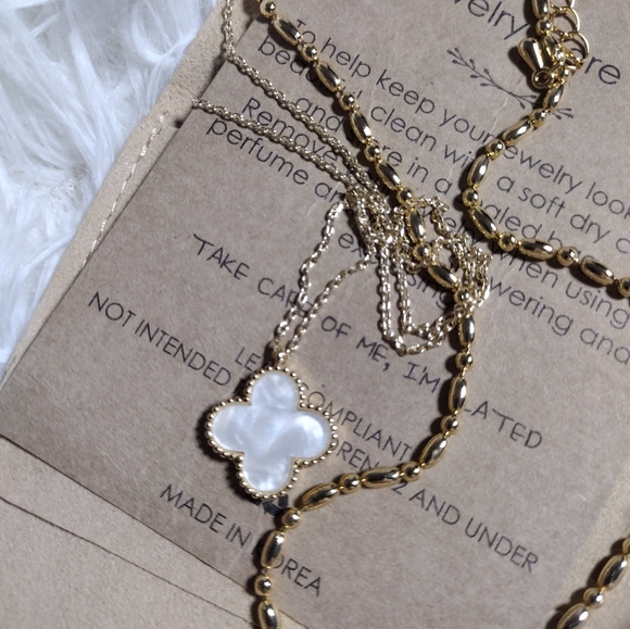 Jewelry - Beautiful plated clover WHITE necklace